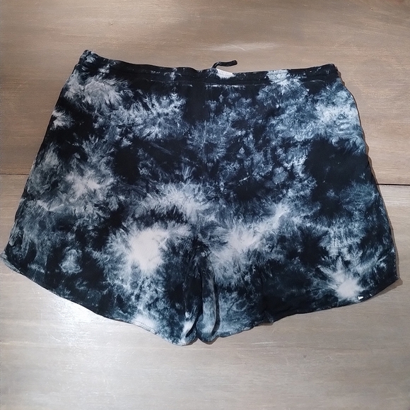 Torrid 3.5 Inch Pull-On Gauze Mid-Rise Short - Picture 5 of 8